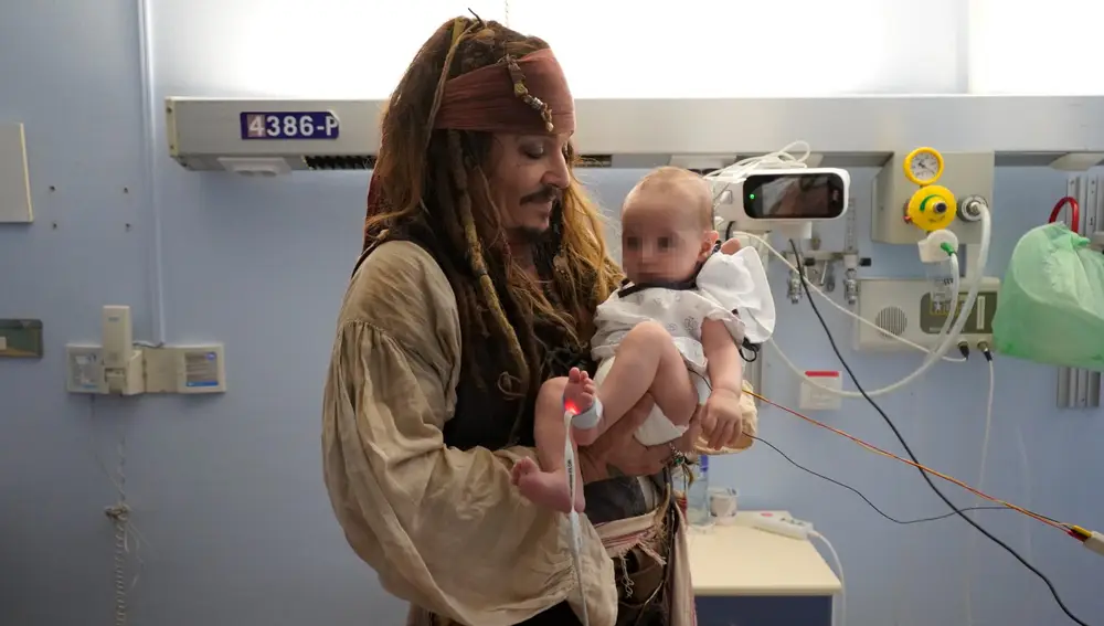 Johhny Depp como Jack Sparrow en el Hospital Universitario Donostia de San Sebastián Johhny Depp como Jack Sparrow en el Hospital Universitario Donostia de San Sebastián