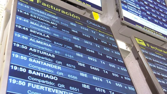 Panel con los vuelos en un aeropuerto Antena 3 Noticias