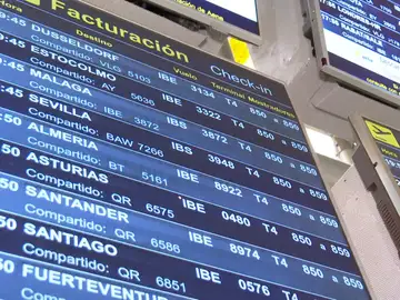 Panel con los vuelos en un aeropuerto Panel con los vuelos en un aeropuerto