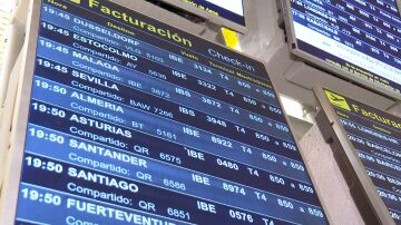 Panel con los vuelos en un aeropuerto