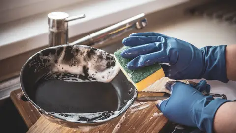 Limpiar una sartén Limpiar una sartén