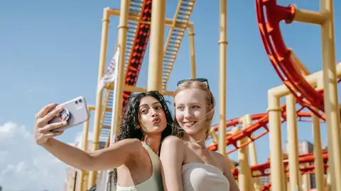 Chicas haciéndose un selfie Chicas haciéndose un selfie