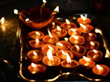 Velas encendidas sobre una bandeja