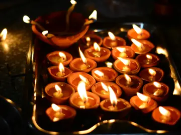 Velas encendidas sobre una bandeja Velas encendidas sobre una bandeja