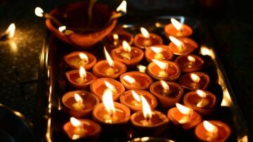 Velas encendidas sobre una bandeja