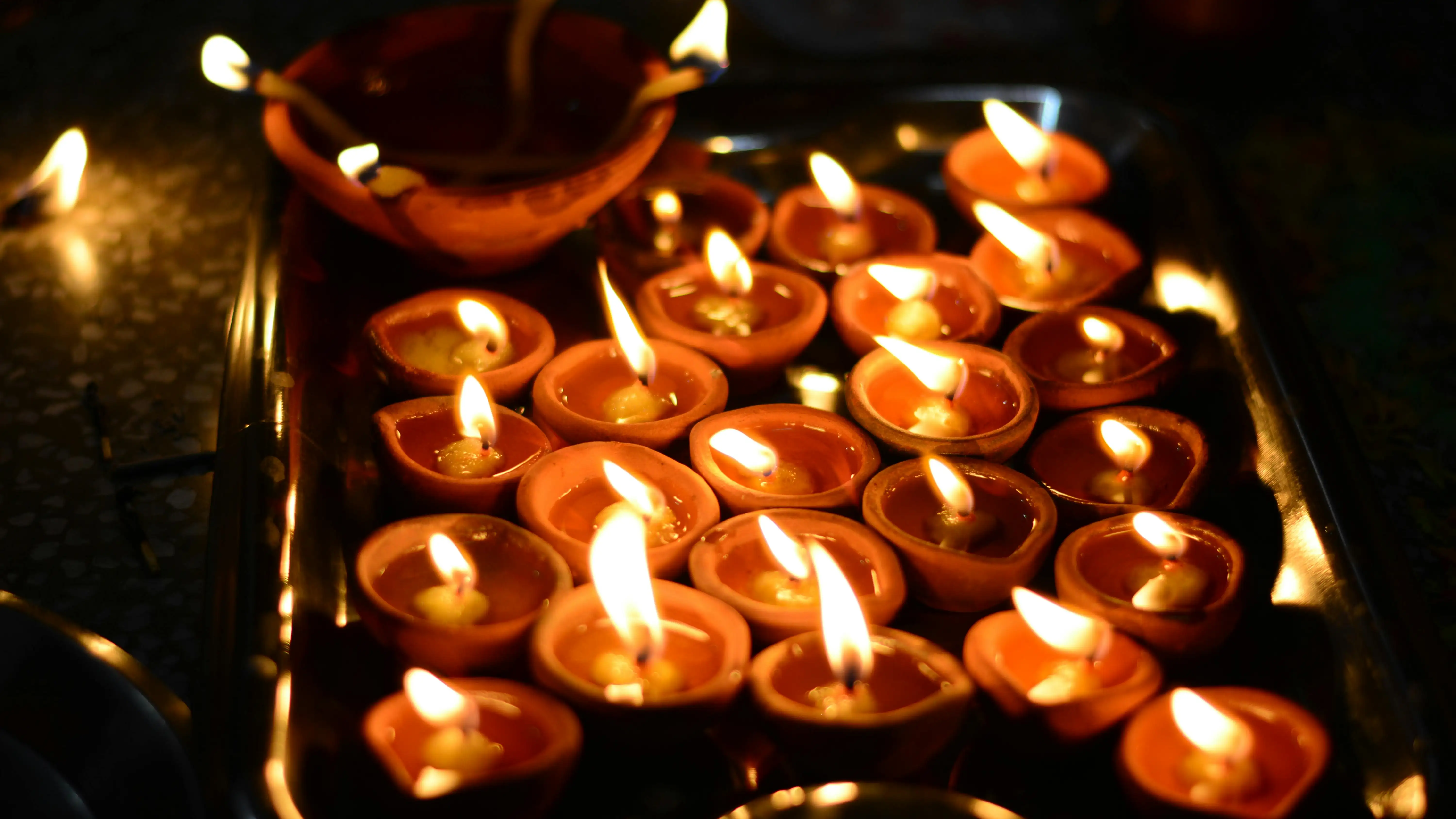 Velas encendidas sobre una bandeja