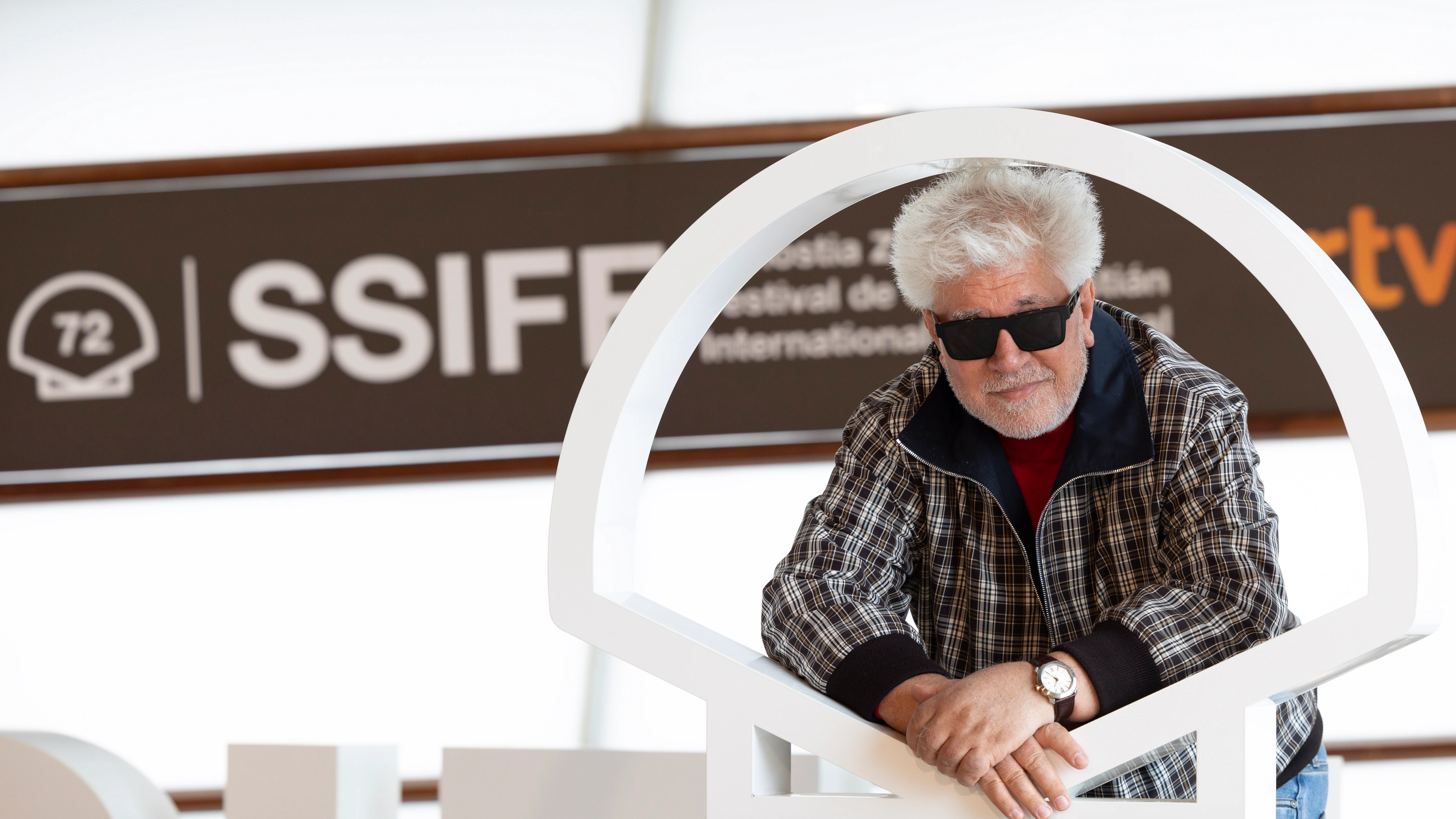 El director Pedro Almod&oacute;var, tras la proyecci&oacute;n de su pel&iacute;cula 'La habitaci&oacute;n de al lado'