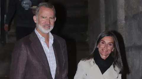 Los reyes Felipe y Letizia a la salida de un restaurante en Pontevedra Los reyes Felipe y Letizia a la salida de un restaurante en Pontevedra