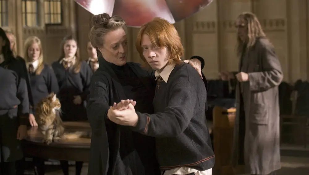 Maggie Smith y Rupert Grint como Minerva McGonagall y Ron Weasley en Harry Potter y el cáliz de fuego Maggie Smith y Rupert Grint como Minerva McGonagall y Ron Weasley en Harry Potter y el cáliz de fuego