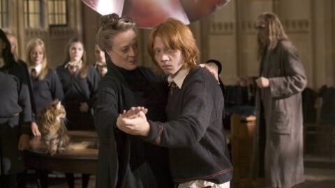 Maggie Smith y Rupert Grint como Minerva McGonagall y Ron Weasley en Harry Potter y el cáliz de fuego