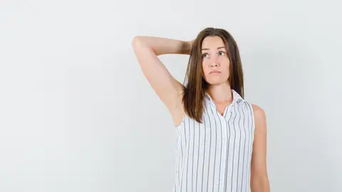 Una mujer muestra la axila Una mujer muestra la axila