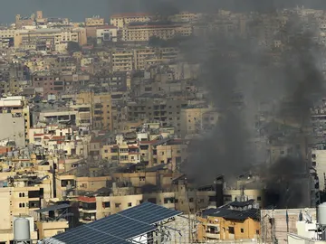 El humo se eleva tras los ataques israelíes durante la noche en los suburbios del sur de Beirut El humo se eleva tras los ataques israelíes durante la noche en los suburbios del sur de Beirut