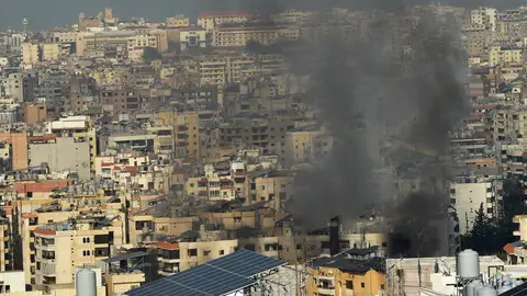 El humo se eleva tras los ataques israelíes durante la noche en los suburbios del sur de Beirut El humo se eleva tras los ataques israelíes durante la noche en los suburbios del sur de Beirut