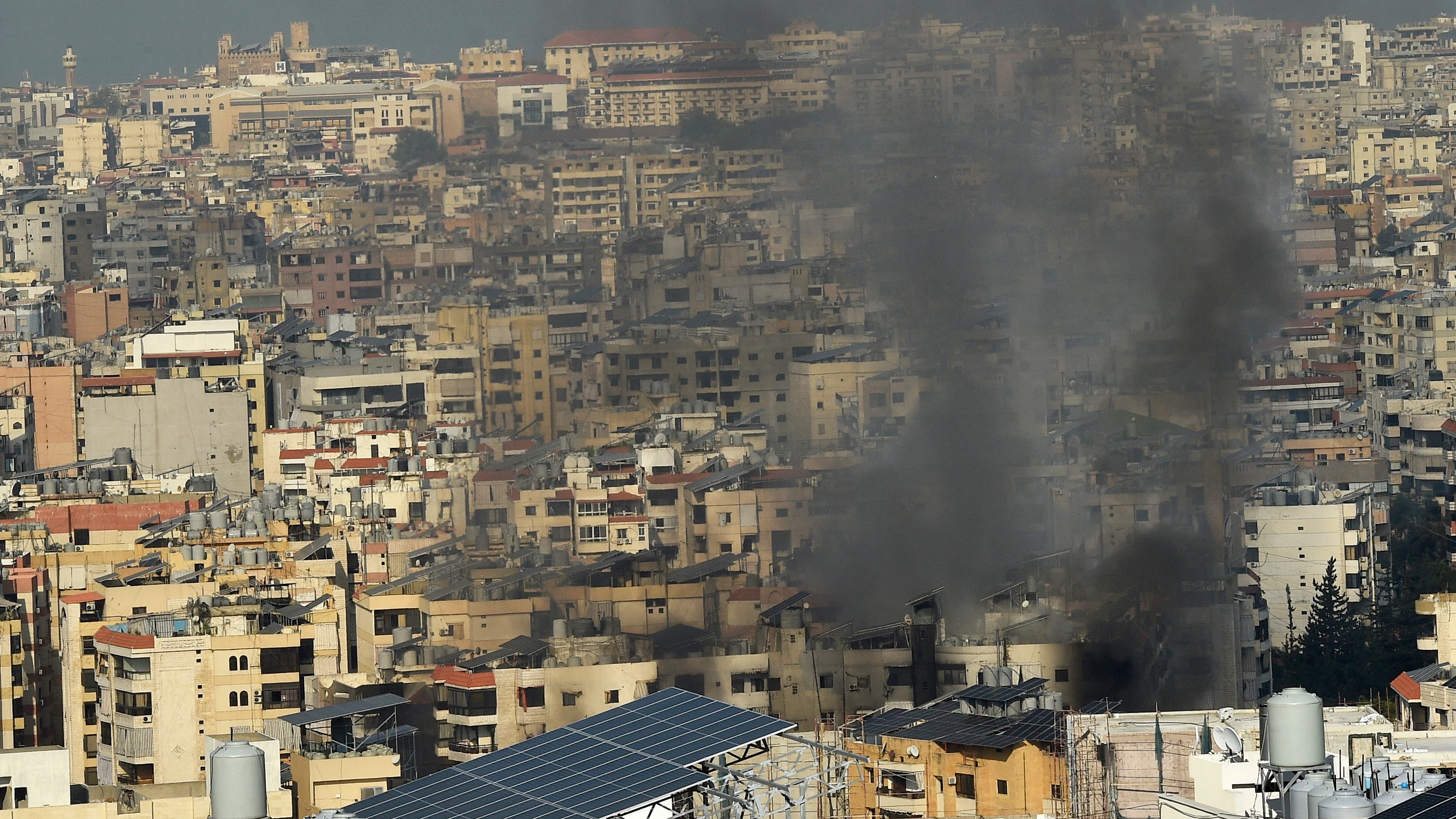  El humo se eleva tras los ataques israel&iacute;es durante la noche en los suburbios del sur de Beirut
