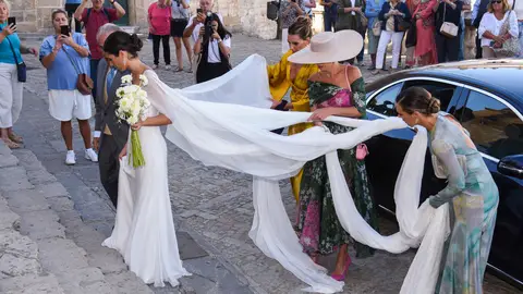 Las hermanas Osborne ayudando a Ana Portillo con su vestido de novia Las hermanas Osborne ayudando a Ana Portillo con su vestido de novia