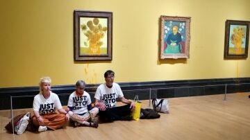 Tres activistas protestan después de lanzar sopa de tomate a 'Los Girasoles de 1888 y 1889 de Van Ggh, en la National Gallery de Londres, a 27 de septiembre del 2024