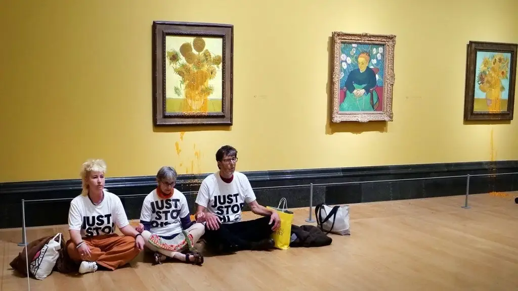 Tres activistas protestan despu&eacute;s de lanzar sopa de tomate a 'Los Girasoles de 1888 y 1889 de Van Ggh, en la National Gallery de Londres, a 27 de septiembre del 2024