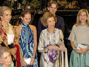 La reina Sofía junto a las infantas Elena y Cristina, sus nietos Irene y Miguel y su hermana Irene en la preboda de Teodora de Grecia