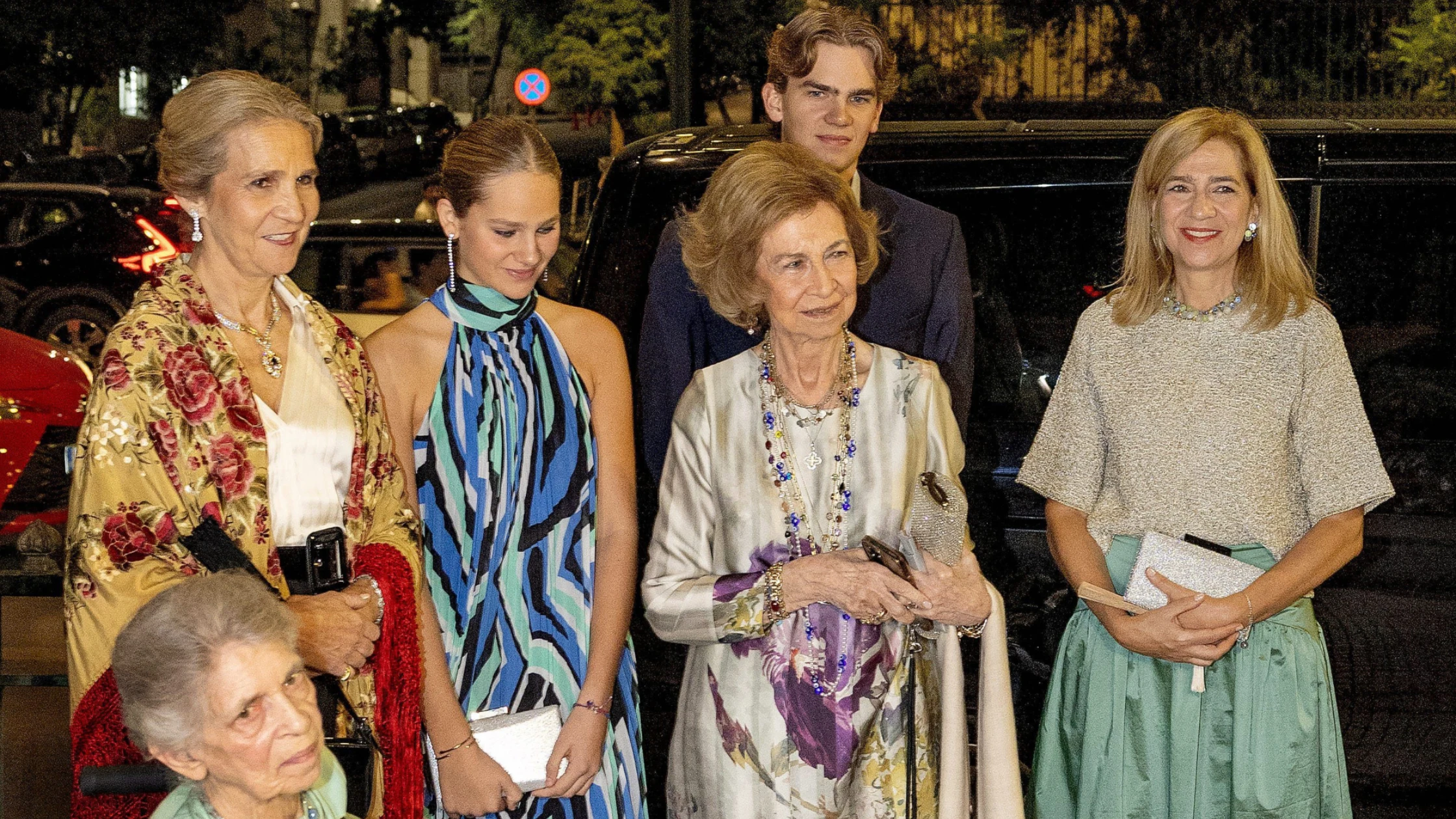 La reina Sofía junto a las infantas Elena y Cristina, sus nietos Irene y Miguel y su hermana Irene en la preboda de Teodora de Grecia La reina Sofía junto a las infantas Elena y Cristina, sus nietos Irene y Miguel y su hermana Irene en la preboda de Teodora de Grecia