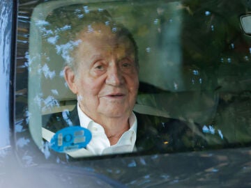 Juan Carlos I a la salida en coche de la Escuela Naval de Marín (Pontevedra)