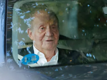 Juan Carlos I a la salida en coche de la Escuela Naval de Marín (Pontevedra) Juan Carlos I a la salida en coche de la Escuela Naval de Marín (Pontevedra)