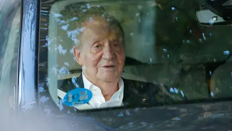 Juan Carlos I a la salida en coche de la Escuela Naval de Marín (Pontevedra) Juan Carlos I a la salida en coche de la Escuela Naval de Marín (Pontevedra)