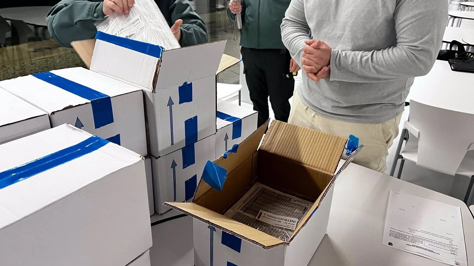 Suspendidas las pruebas de oposición a la Guardia Civil de mañana por un error en las cajas que contenían los exámenes Suspendidas las pruebas de oposición a la Guardia Civil de mañana por un error en las cajas que contenían los exámenes