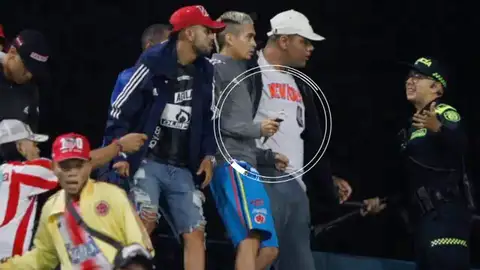 Pelea a navajazos en un estadio de Medellín Pelea a navajazos en un estadio de Medellín