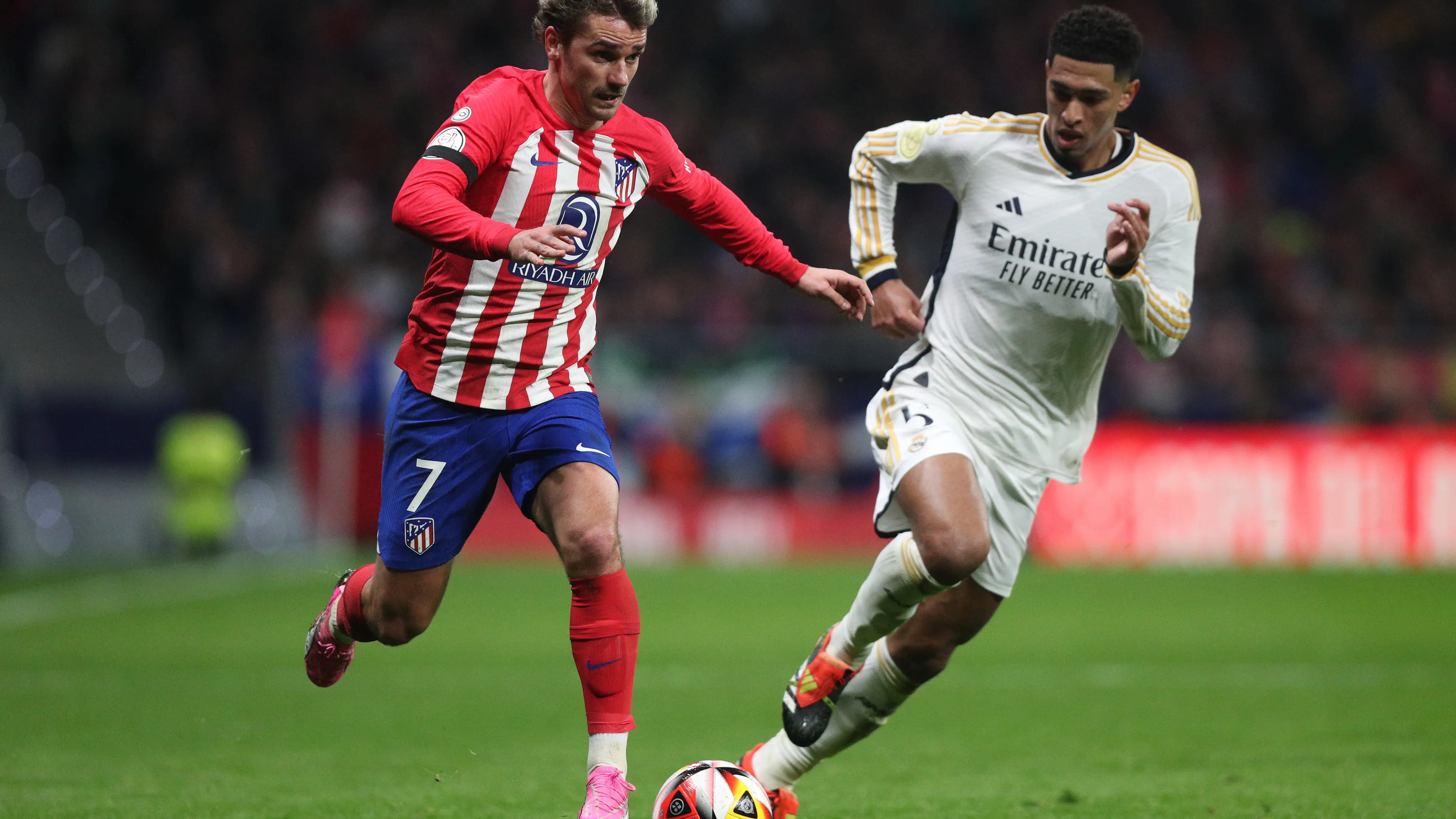Bellingham persigue a Griezmann Bellingham persigue a Griezmann