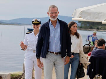 Los reyes Felipe VI (c) y Letizia (d) saludan acompañados de la princesa Leonor (i) en Villagarcía de Arousa