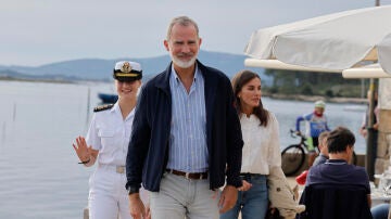 Los reyes Felipe VI (c) y Letizia (d) saludan acompañados de la princesa Leonor (i) en Villagarcía de Arousa