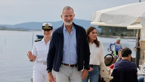 Los reyes Felipe VI (c) y Letizia (d) saludan acompañados de la princesa Leonor (i) en Villagarcía de Arousa Los reyes Felipe VI (c) y Letizia (d) saludan acompañados de la princesa Leonor (i) en Villagarcía de Arousa