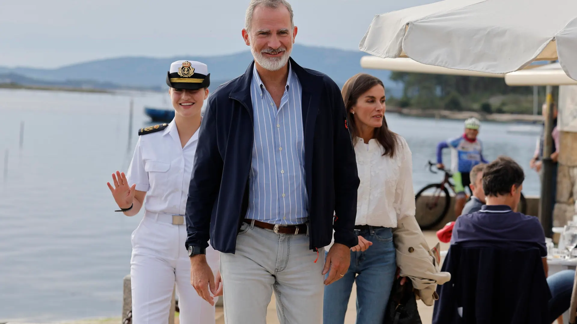 Los reyes Felipe VI (c) y Letizia (d) saludan acompañados de la princesa Leonor (i) en Villagarcía de Arousa Los reyes Felipe VI (c) y Letizia (d) saludan acompañados de la princesa Leonor (i) en Villagarcía de Arousa
