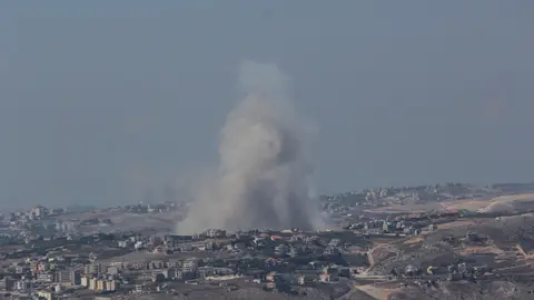 O.Próximo.- El Ejército de Israel ataca pasos en la frontera entre Líbano y Siria Columna de humo tras un bombardeo del Ejército de Israel contra la ciudad de Jiam, en el sur de Líbano (archivo) Europa Press/Contacto/Taher Abu Hamdan 25/09/2024 ONLY FOR USE IN SPAIN