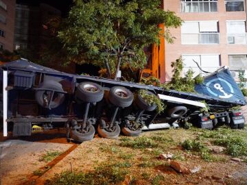 Muere el conductor de un camión en un accidente con 7 vehículos implicados en la ciudad de Lleida