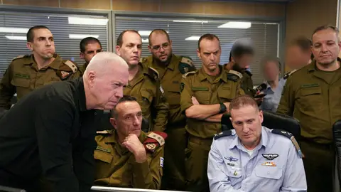El ministro de Defensa de Israel, Yoav Gallant (i), junto al jefe del Estado Mayor de las FDI, el general Herzi Halevi (d) El ministro de Defensa de Israel, Yoav Gallant (i), junto al jefe del Estado Mayor de las FDI, el general Herzi Halevi (d)