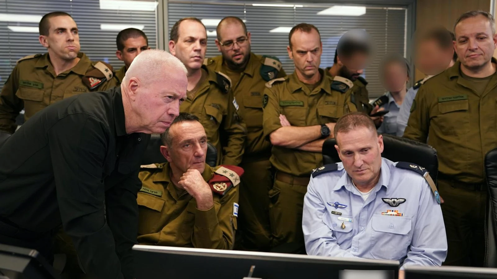 El ministro de Defensa de Israel, Yoav Gallant (i), junto al jefe del Estado Mayor de las FDI, el general Herzi Halevi (d) El ministro de Defensa de Israel, Yoav Gallant (i), junto al jefe del Estado Mayor de las FDI, el general Herzi Halevi (d)