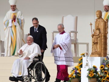 El papa Francisco asiste a la santa misa y beatificación de Ana de Jesús