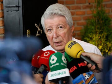 Enrique Cerezo atiende a los medios antes del derbi