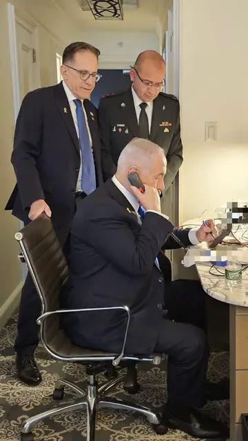 Imagen compartida por la oficina del primer ministro israelí, Benjamín Netanyahu, donde se observa al mandatario sentado en una silla desde Nueva York autorizando el bombardeo Imagen compartida por la oficina del primer ministro israelí, Benjamín Netanyahu, donde se observa al mandatario sentado en una silla desde Nueva York autorizando el bombardeo