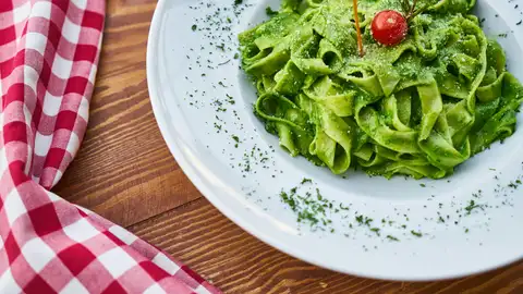 Plato de tallarines con salsa pesto Plato de tallarines con salsa pesto
