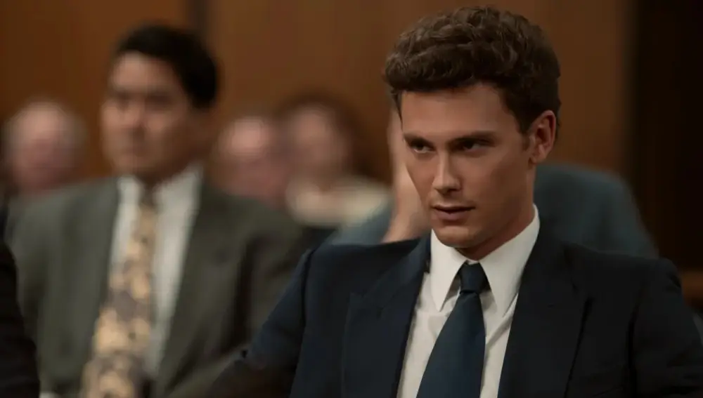 Cooper Koch como Erik Menendez en la temporada 2 de Monstruos Cooper Koch como Erik Menendez en la temporada 2 de Monstruos