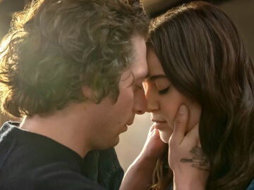 Jeremy Allen White y Molly Gordon en The Bear