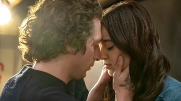 Jeremy Allen White y Molly Gordon en The Bear