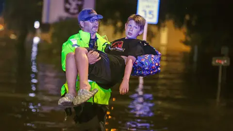 Hurricane Helene in Florida 27 September 2024, US, Crystal River: A firefighter carries 11-year-old Michael Cribbins after arriving in a hovercraft to rescue residents from Hurricane Helene's storm surge. Photo: Luis Santana/Tampa Bay Times/ZUMA Press Wire/dpa Luis Santana/Tampa Bay Times/ZUM / DPA 27/09/2024 ONLY FOR USE IN SPAIN