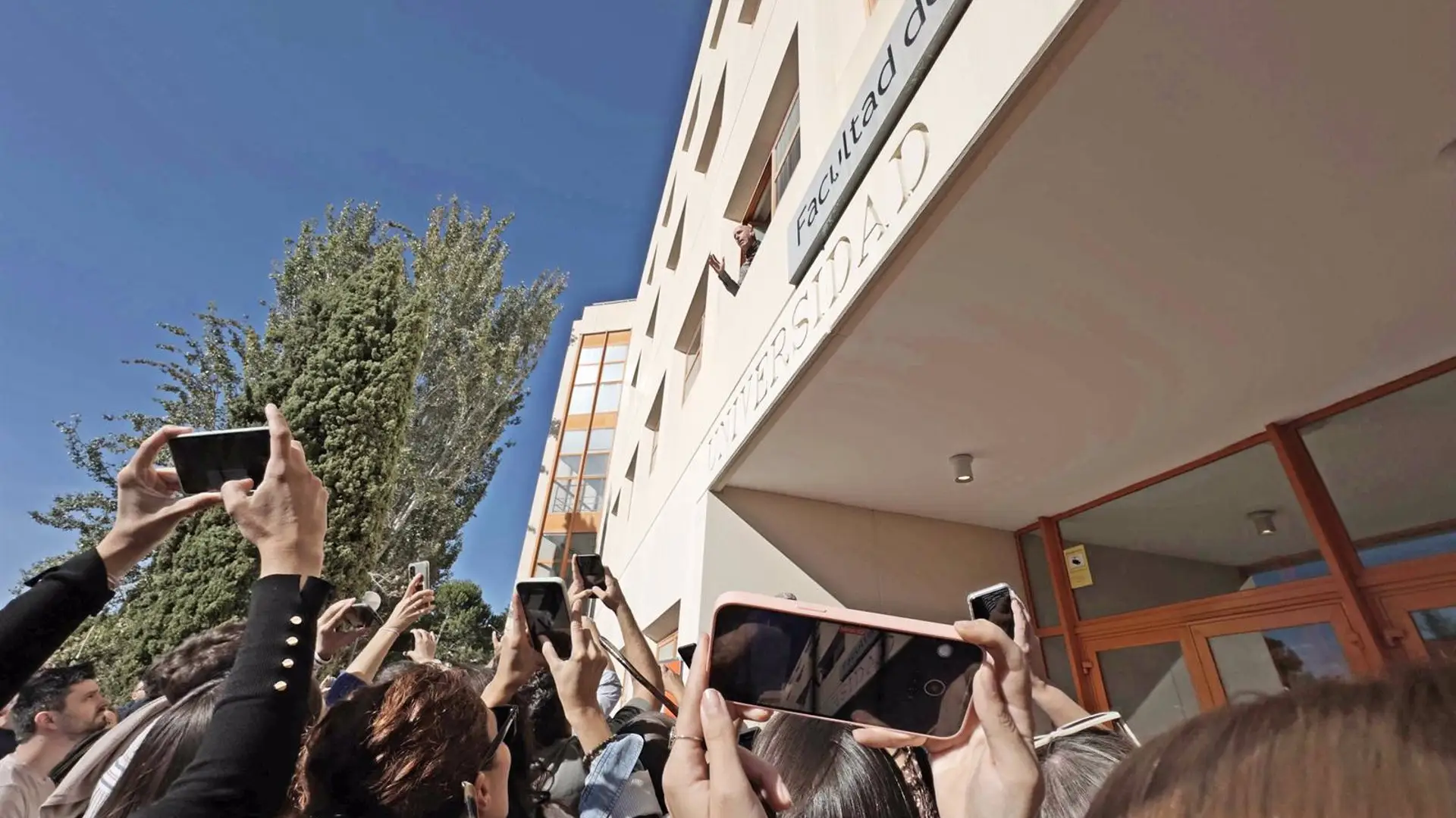 RTVE pide disculpas y convocará el examen lo antes posible: "Se aplaza para garantizar la igualdad y transparencia" RTVE pide disculpas y convocará el examen lo antes posible: "Se aplaza para garantizar la igualdad y transparencia"