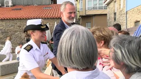 La princesa Leonor y el rey Felipe saludando a los vecinos en Pontevedra La princesa Leonor y el rey Felipe saludando a los vecinos en Pontevedra