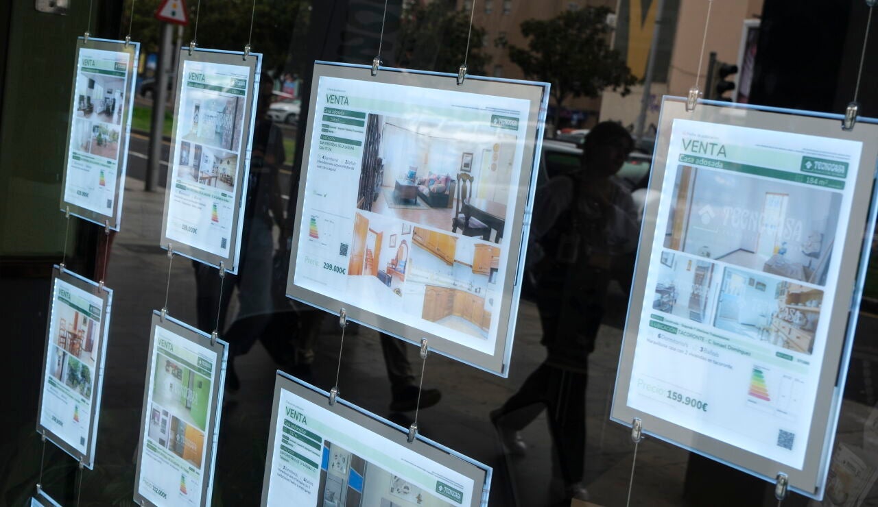 Imagen de archivo de la oferta de compras y alquiler en una inmobiliaria de Tenerife