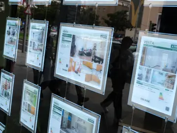 Imagen de archivo de la oferta de compras y alquiler en una inmobiliaria de Tenerife Imagen de archivo de la oferta de compras y alquiler en una inmobiliaria de Tenerife