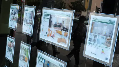 Imagen de archivo de la oferta de compras y alquiler en una inmobiliaria de Tenerife Imagen de archivo de la oferta de compras y alquiler en una inmobiliaria de Tenerife